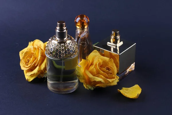 Ensemble Parfums Arôme Avec Des Fleurs Rose Sur Fond Sombre — Photo