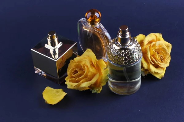 Ensemble Parfums Arôme Avec Des Fleurs Rose Sur Fond Sombre — Photo