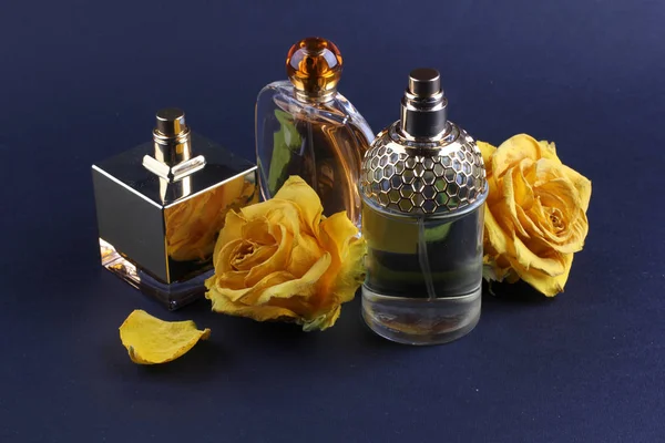 Ensemble Parfums Arôme Avec Des Fleurs Rose Sur Fond Sombre — Photo