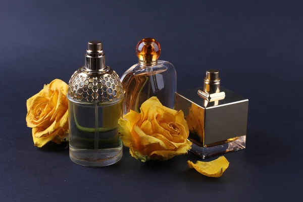 Ensemble Parfums Arôme Avec Des Fleurs Rose Sur Fond Sombre — Photo