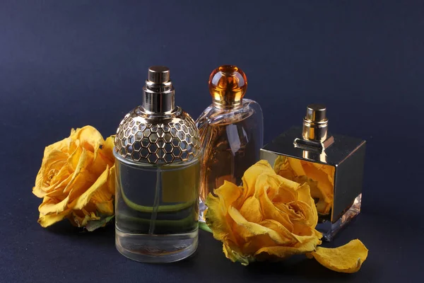 Conjunto Perfumes Aroma Con Flores Rosa Sobre Fondo Oscuro — Foto de Stock