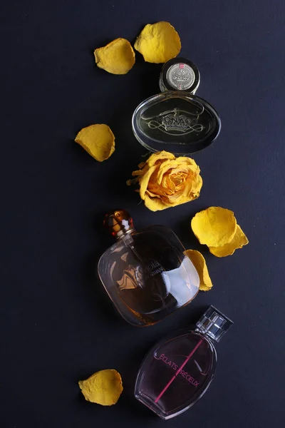 Set Aroma Perfumes Rose Flowers Dark Background — Stockfoto