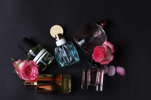 Koyu Arkaplanda Çiçekler Olan Renkli Parfümler Telifsiz Stok Fotoğraflar