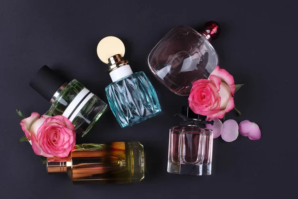 Koyu Arkaplanda Çiçekler Olan Renkli Parfümler Telifsiz Stok Imajlar