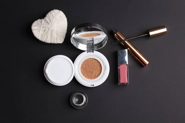 Vista Primer Plano Cosméticos Maquillaje Concepto Belleza Sobre Fondo Oscuro —  Fotos de Stock