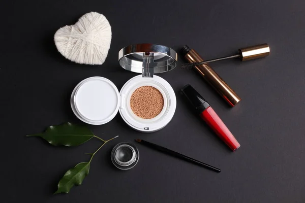 Vista Primer Plano Cosméticos Maquillaje Concepto Belleza Sobre Fondo Oscuro —  Fotos de Stock