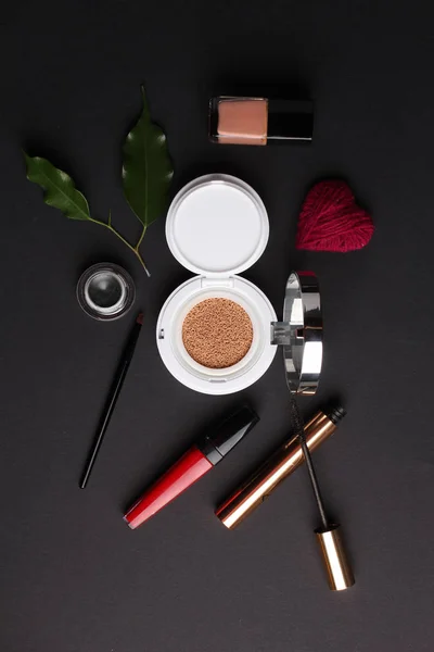 Vista Primer Plano Cosméticos Maquillaje Concepto Belleza Sobre Fondo Oscuro —  Fotos de Stock