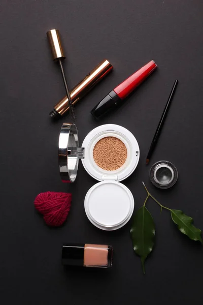 Vista Primer Plano Cosméticos Maquillaje Concepto Belleza Sobre Fondo Oscuro —  Fotos de Stock