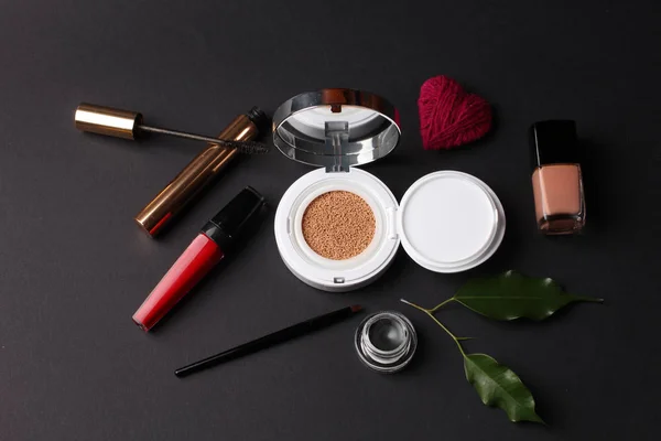 Vista Primer Plano Cosméticos Maquillaje Concepto Belleza Sobre Fondo Oscuro —  Fotos de Stock