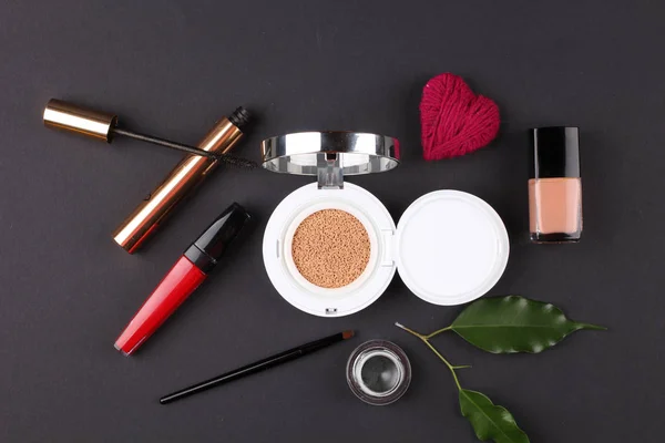 Nahaufnahme Kosmetik Make Und Schönheitskonzept Auf Dunklem Hintergrund — Stockfoto