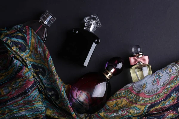 Conjunto Perfumes Con Ropa Sobre Fondo Negro — Foto de Stock