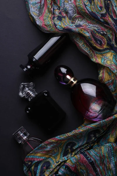 Conjunto Perfumes Con Ropa Sobre Fondo Negro — Foto de Stock