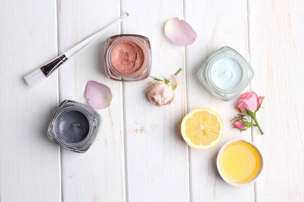 красивая косметическая композиция на белом деревянном фоне
