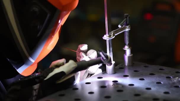 使用滴焊 生产在钢制焊台上工作的定制夹具 焊机接触金属工具时 会产生明亮的火花 — 图库视频影像