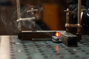 Metal bir borunun iki parçasının arasındaki sıcak kaynak soğur.