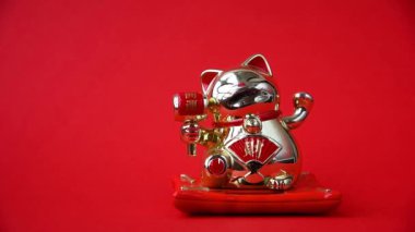Altın kedi Maneki-neko patisini sallıyor