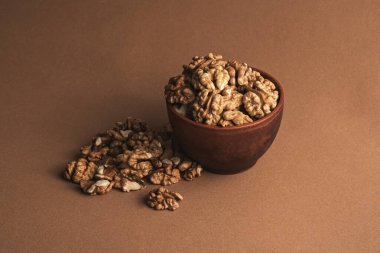 Bir avuç soyulmuş ceviz çekirdeği.