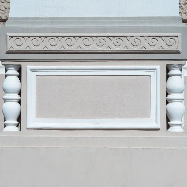 An elegant fragment of the classic facade of the building — Stock Photo, Image