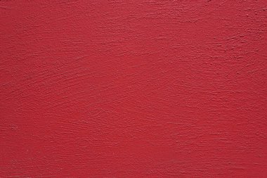 Duvarın dış cephesinde koyu kırmızı çizikler var.