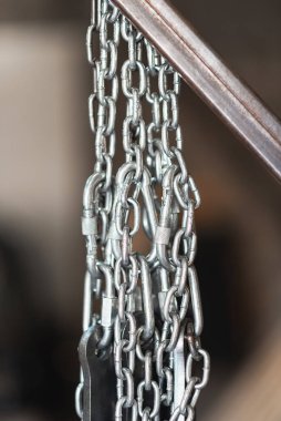 Bir atölyede metal zincirler