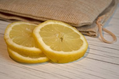 Limon dilimlerini kapat.