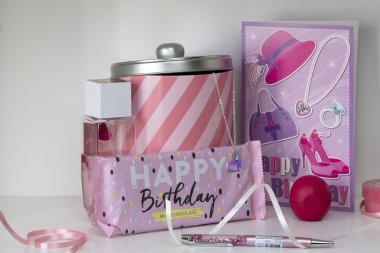 Beyaz rafta pembe doğum günü görüntüsü