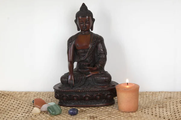 Estatua Del Buddha Sobre Estera Caña Con Vela Incienso Piedras — Foto de Stock