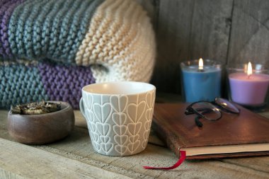 Kahve fincanı, kek, ahşap arka planlı defter.