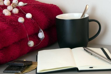 Kırmızı ve siyah temalı kahve ve defter sahnesi