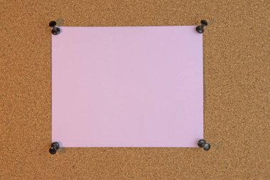 Çivili mantar tahtası, pembe flash kart.