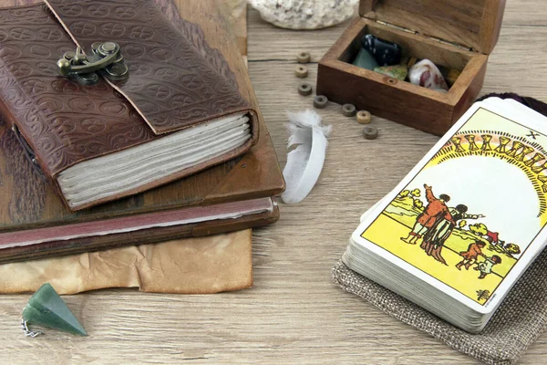 Tarot Kártyák Fából Készült Könyv Doboz Barna Táblán — Stock Fotó