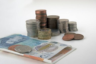 Birleşik Krallık bozuk para ve notları, beyaz arkaplan, kopyalama alanı