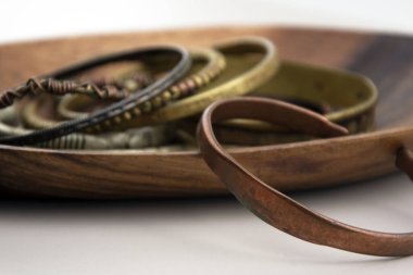 Namibya, Afrika 'dan çeşitli el yapımı bilezikler.