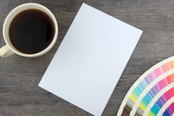 空白白页的顶部视图和配以咖啡杯的彩色卡片在木板上的角度 — 图库照片