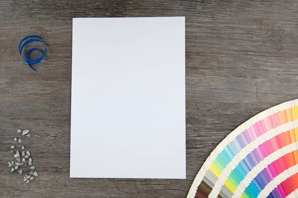 Tahta Üzerinde Boş Beyaz Sayfa Tasarımcıların Renk Aralığının Üst Görünümü — Stok fotoğraf