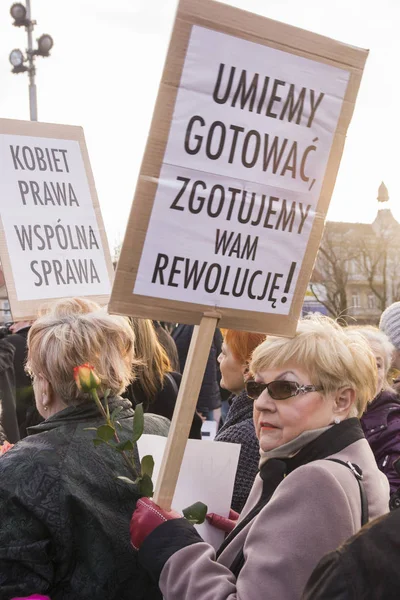 Polska kvinnor i strejk under internationella kvinnodagen — Stockfoto