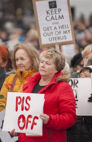 Polska kvinnor i strejk under internationella kvinnodagen, mot — Stockfoto