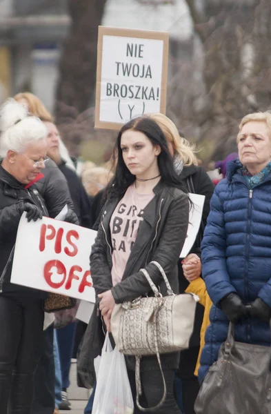 Polska kvinnor i strejk under internationella kvinnodagen, mot — Stockfoto