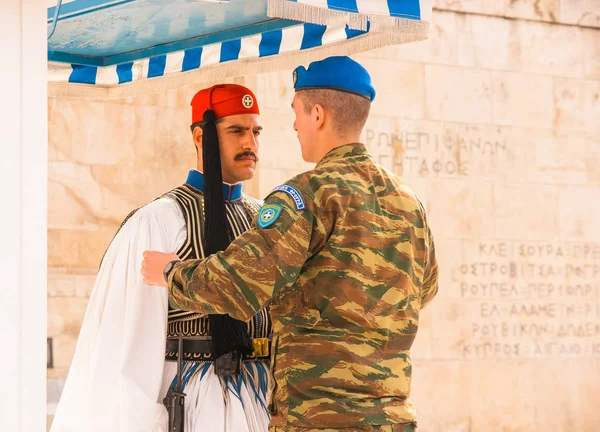 Evzones changing the guard at the Greek Parliament Building in A — Stock Photo, Image