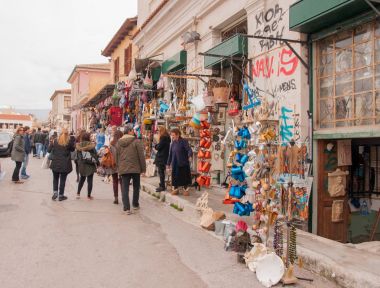 Plaka eski şehir Atina alışveriş caddesi insanlarda
