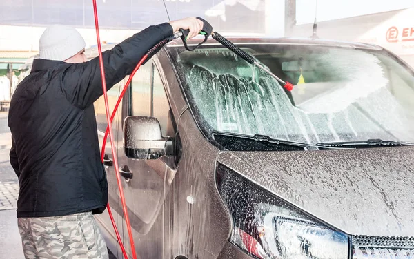 Niezidentyfikowany mężczyzna mycia jego samochodu — Zdjęcie stockowe