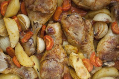 Sebzeli fırında tavuk budu.