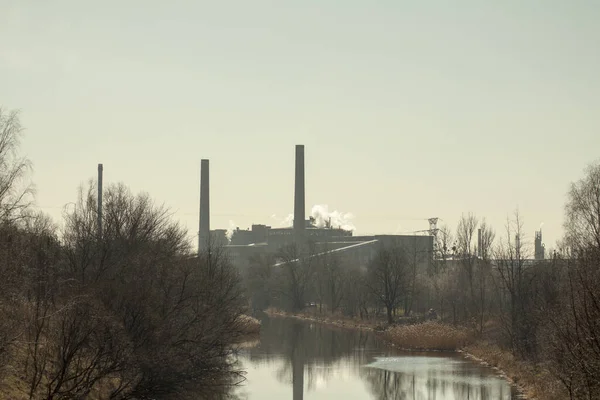 Chimeneas Fábrica Sobre Telón Fondo Río Que Fluye — Foto de Stock