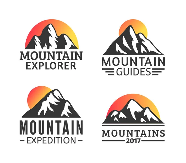 Ручной рисунок Горы Логотип набор. Векторные иконки горнолыжного курорта, элементы горного силуэта. Изолированные символы езды и сноуборда, дорожные ярлыки — стоковый вектор
