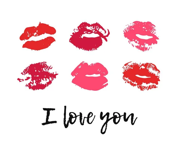 Hand getekende mode illustratie lippenstift kus. Vrouwelijke vector kaart met rode lippen en tekst ik hou van je — Stockvector