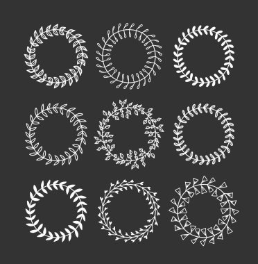 Tasarım için elle çizilmiş çelenk. Siyah arka planda beyaz vektör karalama çiçekleri. Soyut kalem boho dal çemberi çiziyor. Sanatsal çizim elementleri bitki ve çiçek açar