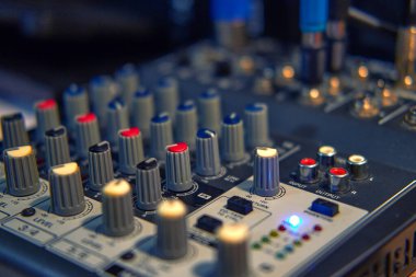 DJ konsol yan fotoğrafını karıştırıyor