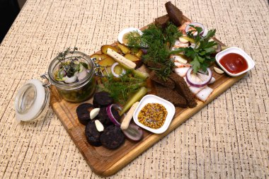 Geleneksel Romanya yemekleri için menü