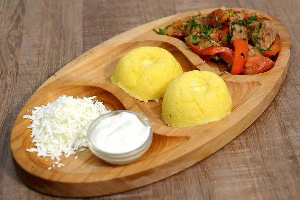 Geleneksel Romanya yemekleri için menü