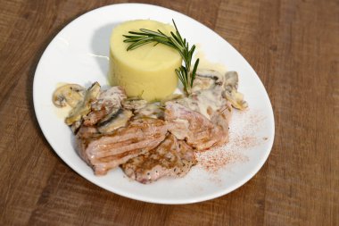 Geleneksel Romanya yemekleri için menü